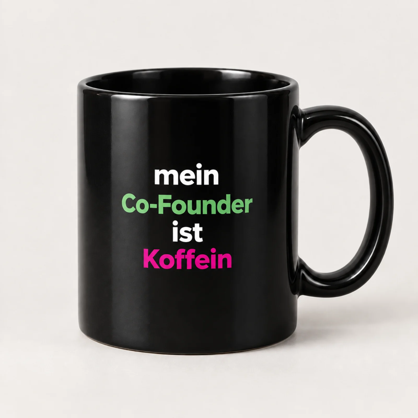 Tasse „Mein Co-Founder ist Koffein“ – Schwarz